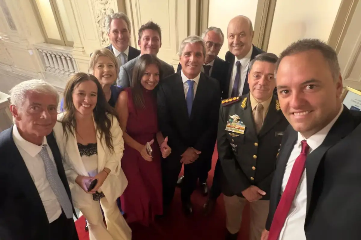 Adorni difundió una foto del gabinete completo en la previa del discurso presidencial
