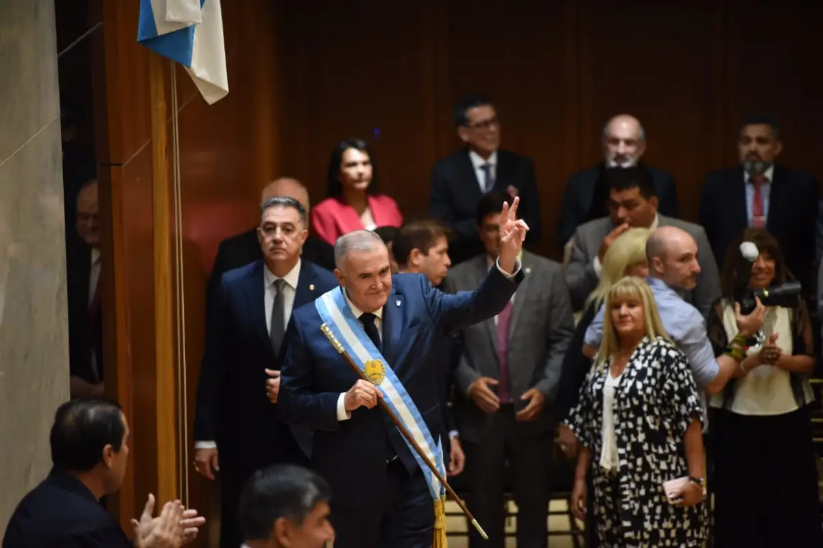 AGRADECIMIENTO. Jaldo saluda a un grupo de legisladores que lo ovacionan antes de su discurso. LA GACETA/FOTO DE DIEGO ARÁOZ