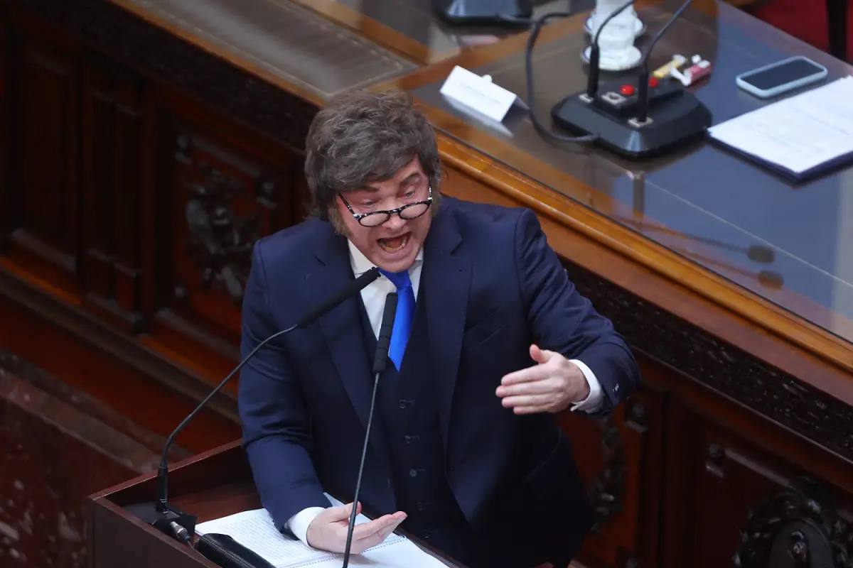 CONFRONTATIVO. Milei discutió con los opositores durante un extenso discurso. AFP