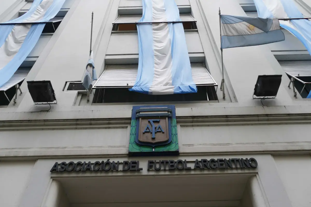 POLÉMICA. Registros audiovisuales difundidos por La Nación muestran maniobras con dólares en efectivo que son objeto de investigación judicial.