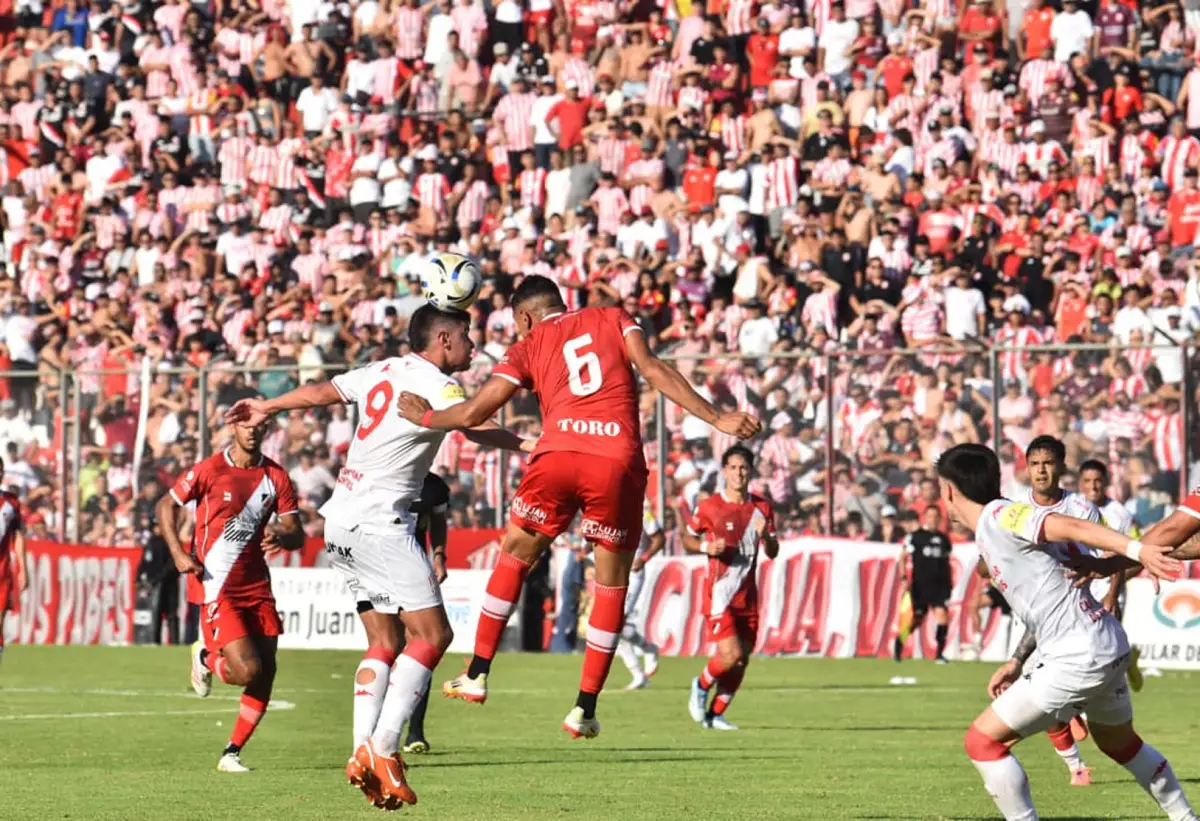 SIN CLARIDAD. Pons sufrió el juego de San Martín. Al delantero nunca le llegó una pelota limpia.