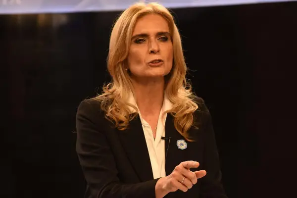 Elías de Pérez presentó un paquete de proyectos para enfrentar el sobreendeudamiento de las familias tucumanas
