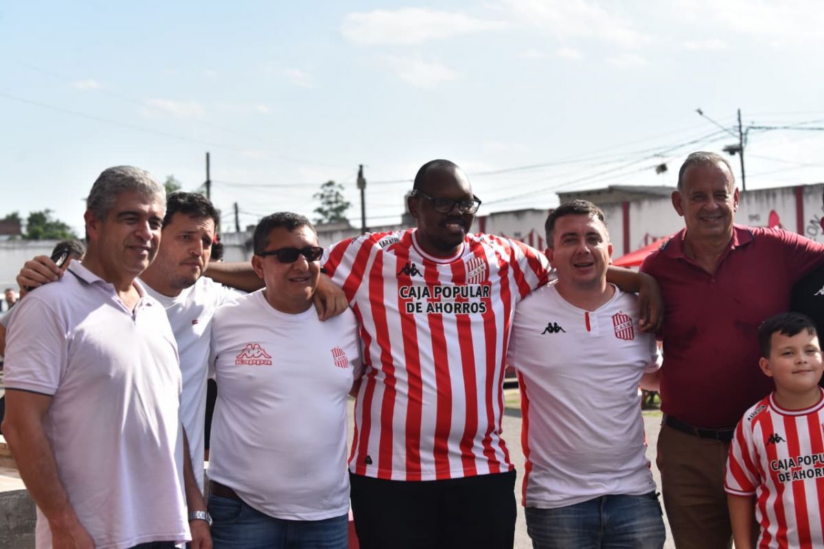 ALIENTO. El sacerdote Malusi se fotografió con hinchas en la previa del ingreso al estadio, minutos antes del comienzo del partido.