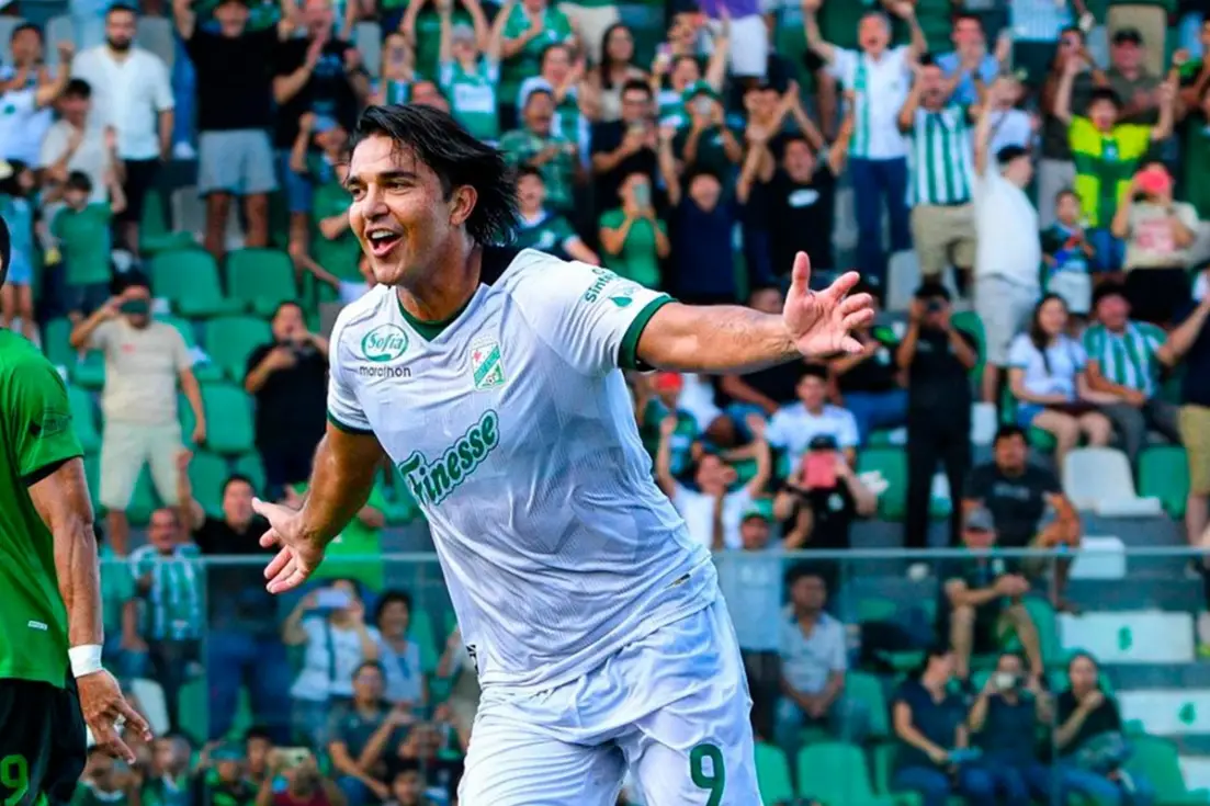 ¿LO LLAMAN? Moreno Martins volvió con gol y asistencia y le mete presión al cuerpo técnico de la selección boliviana.