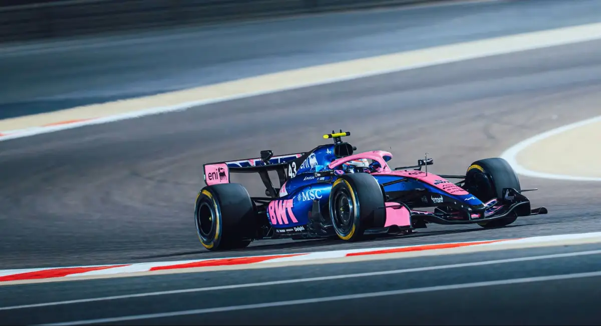 GRAN EXPECTATIVA. El monoplaza de Alpine mostró una mejoría notable en las prácticas de pretemporada e ilusiona al público argentino de Fórmula 1.