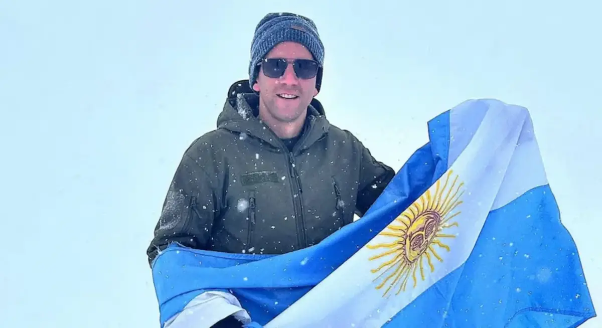 El gendarme Nahuel Gallo con la bandera argentina.