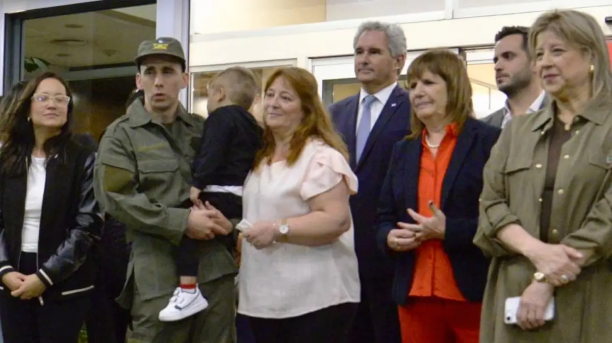 El gendarme argentino, Nahuel Gallo, junto a su familia y funcionarios nacionales.