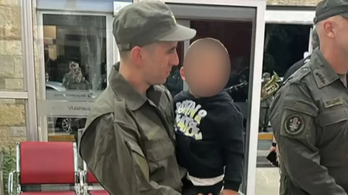 El gendarme Nahuel Gallo junto a su hijo Víctor.