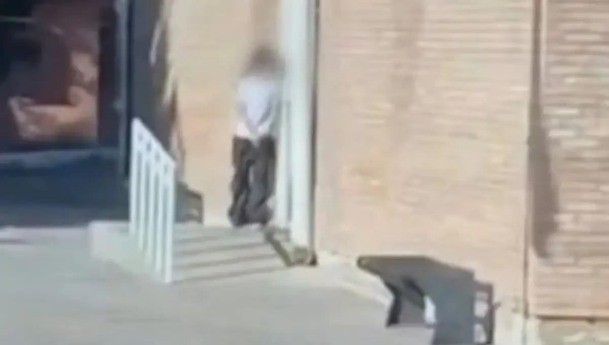 EL MOMENTO EN EL QUE LA ALUMNA se atrincheró en la escuela. 