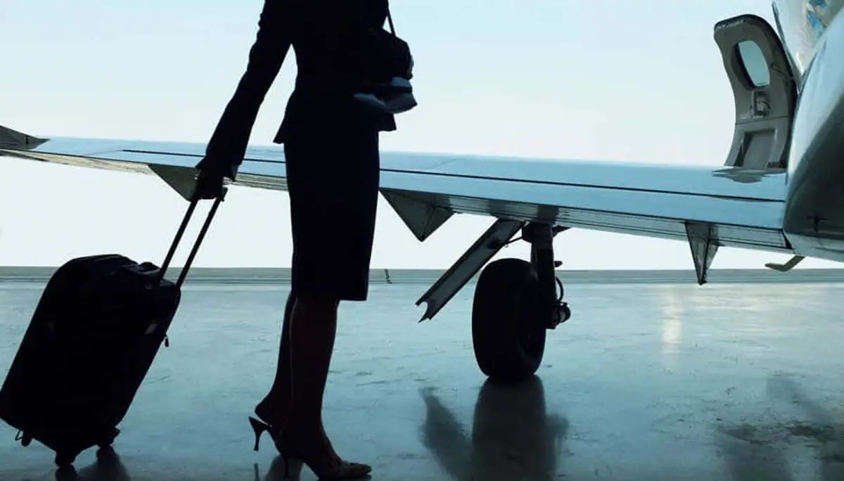 TRIPULANTE DE CABINA. Entre simulacros de incendio, prácticas en avión y clases de inglés técnico, la formación para Tripulante de Cabina de Pasajeros combina seguridad, servicio y adrenalina. / PEXELS