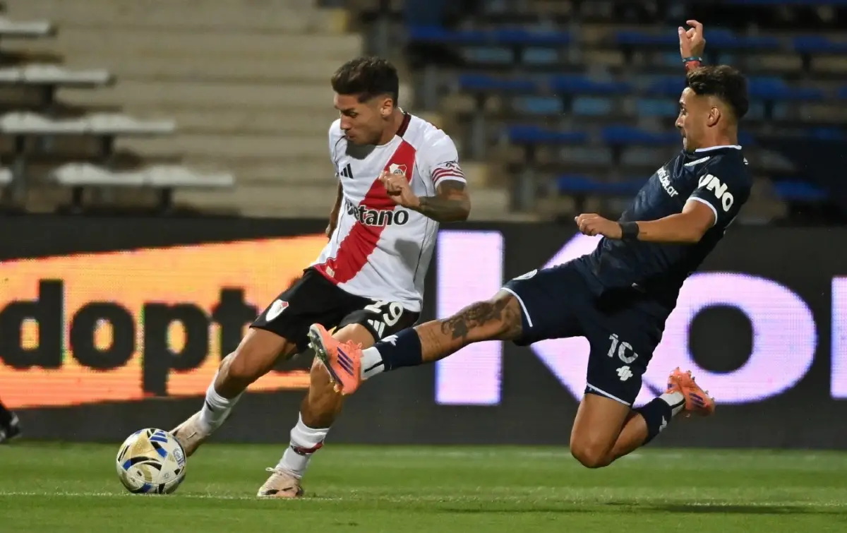 CON TODO AL ATAQUE. Gonzalo Montiel remata ante la presión de Matías Fernández.