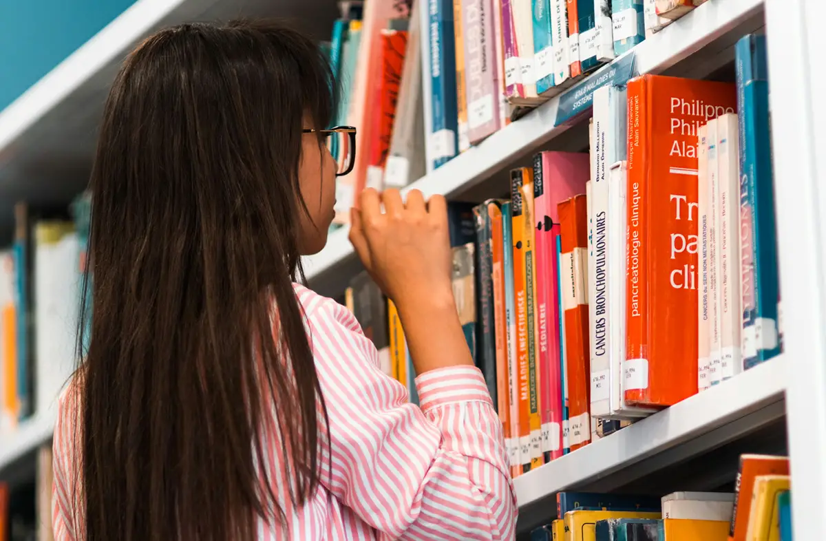 DEL AULA AL MUNDO. Desde fondos históricos creados hace más de un siglo hasta planes de cooperación internacional, estas becas apuntan a impulsar la formación de mujeres en distintas áreas. / UNSPLASH