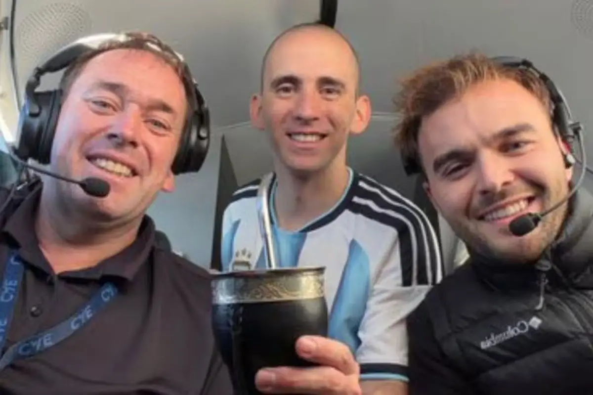 FELIZ. Nahuel Gallo, con los pilotos de la aeronave que lo trasladó a Argentina.