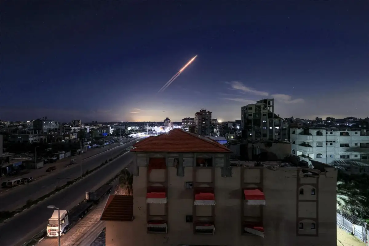 LUCES NOCTURNAS. El cielo de Gaza, cruzado por los misiles iraníes.