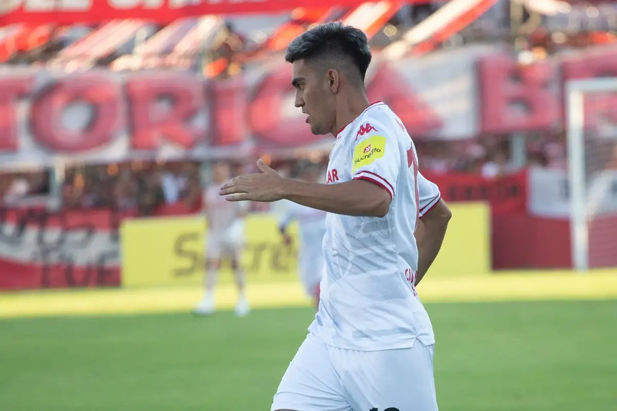 EN ACCIÓN. Kevin López le cambió la cara al Santo y brindó la asistencia para el 1 a 0.