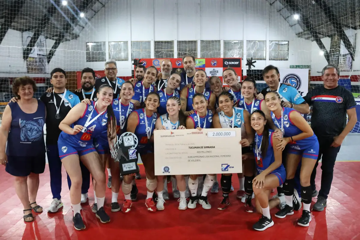 EN LO MÁS ALTO. Tucumán de Gimnasia fue subcampeón en Mendoza y la próxima temporada militará en la máxima categoría del vóley nacional femenino. Se suma así al plantel masculino, que ya estaba en la élite.