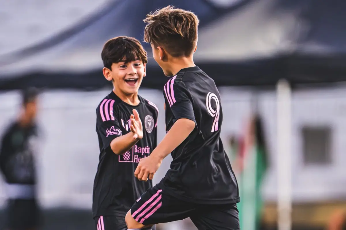 NUEVA GENERACIÓN. Ciro Messi y Lautaro Suárez, hijos de Lionel y Luis, emulan a sus padres y celebran uno de sus goles en las infantiles de Inter Miami. 