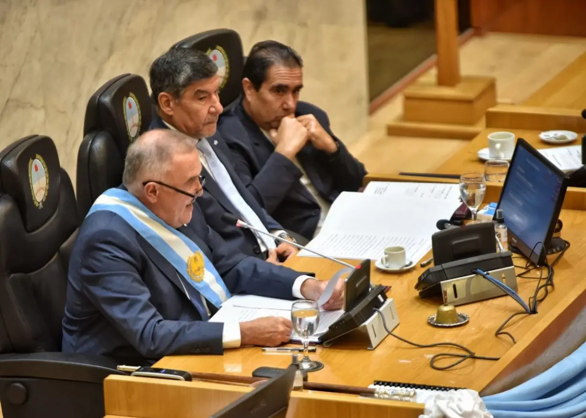 EN EL ESTRADO. Jaldo habló durante más de una hora y media, flanqueado por el vicegobernador Acevedo, el presidente subrogante Mansilla y representantes de los tres Poderes del Estado en el recinto legislativo. 