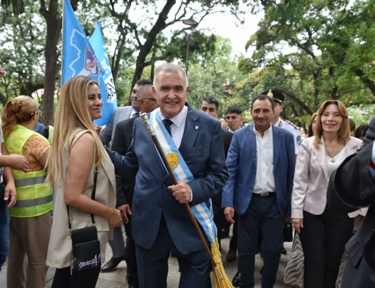 A PIE. Jaldo repartió saludos en su camino a la Cámara.