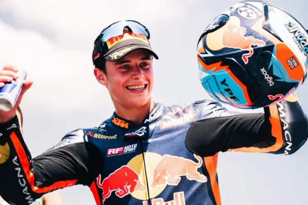 El argentino Valentín Perrone protagonizó una remontada espectacular y fue tercero en el debut del Moto3