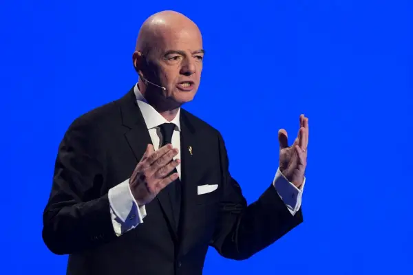 Infantino propone expulsar a jugadores que se tapen la boca tras el escándalo Prestianni-Vinícius