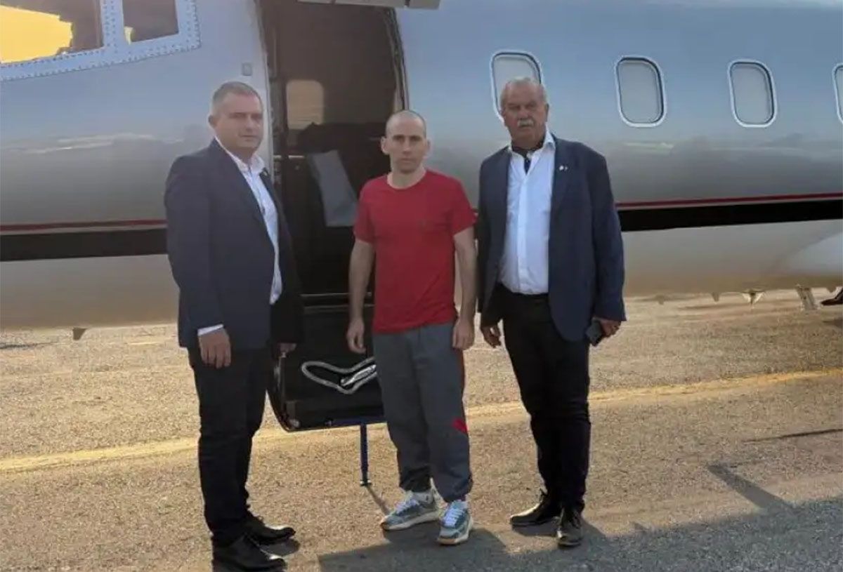 ANTES DE PARTIR. Nahuel Gallo y los dirigentes de AFA Luciano Nakis e Isla Cáceres.