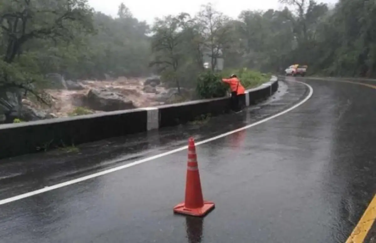 ¡Precaución! La lluvia provocó anegamientos en el camino a los Valles y en varias rutas de Tucumán