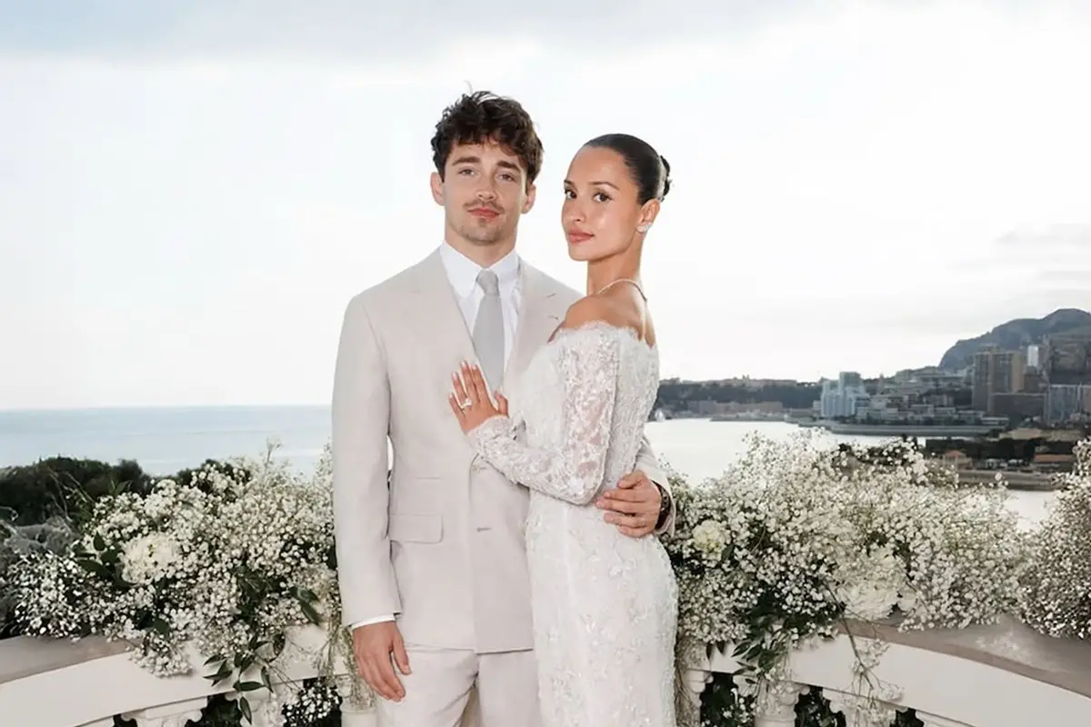 ENAMORADOS. Charles Leclerc y Alexandra Saint Mleux posan junto a su perro en un balcón decorado con flores blancas en Mónaco.