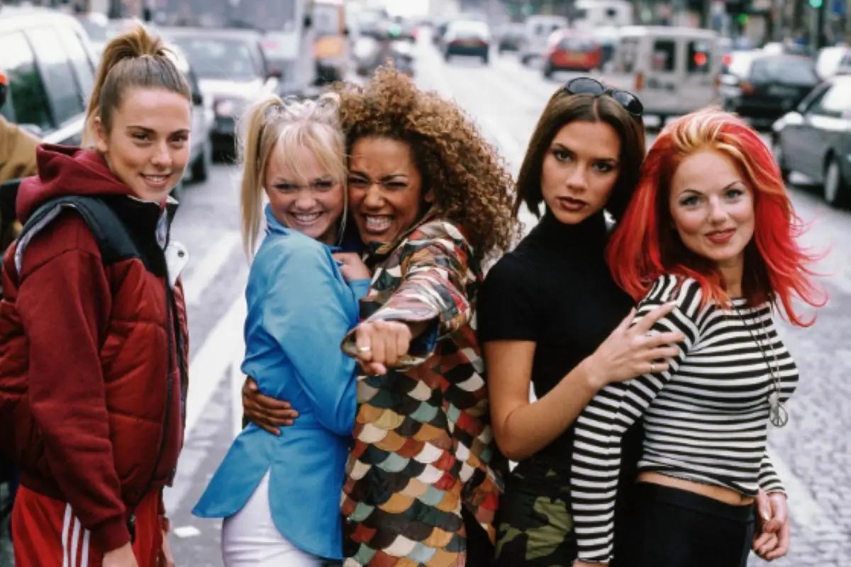 EXITOSAS. Melanie Chisholm, Emma Bunton, Melanie Brown, Victoria Beckham y Geri Halliwell, integrantes del grupo.