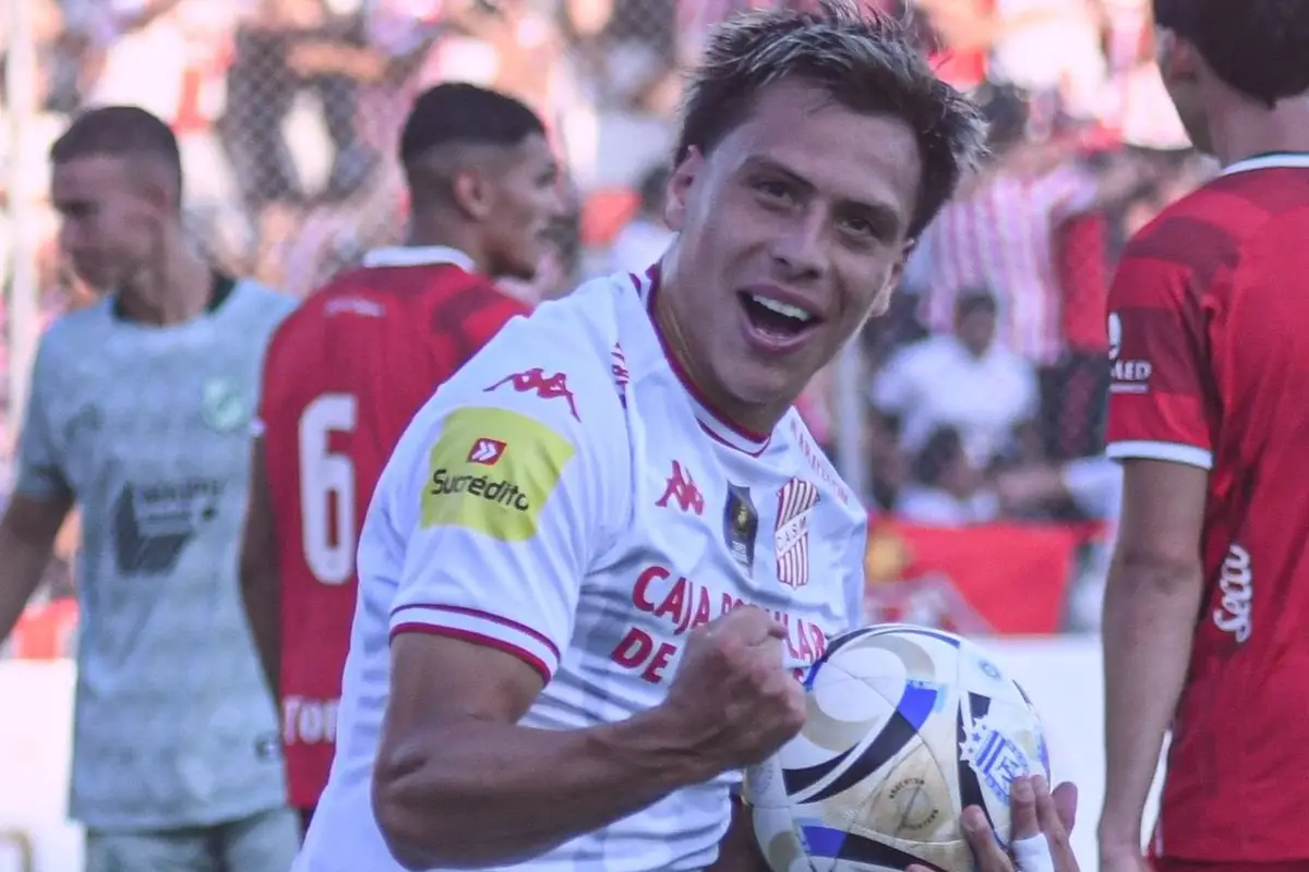 FESTEJO. Ovando celebra a puños apretados el 2 a 2 y lleva la pelota rumbo al centro del campo de juego.