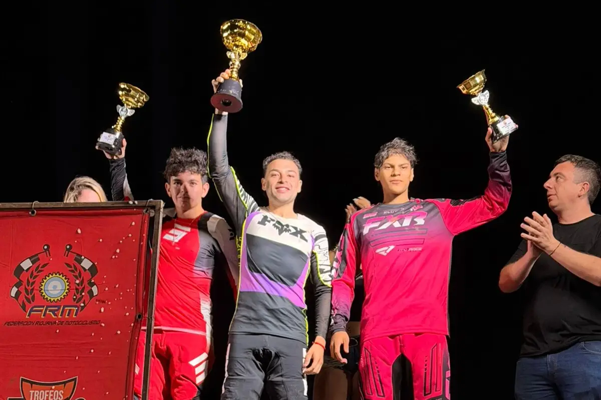 REVANCHA. Tomás Cobos (de vestimenta blanca y negra) volvió tras dos meses parado por una lesión de hombro y ganó en El Cadillal ante más de 8.000 personas.