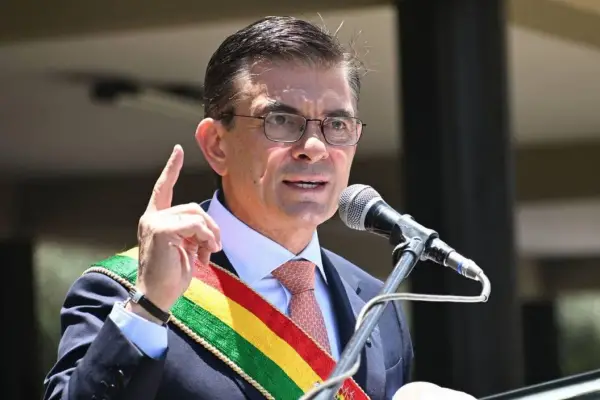 Bolivia dispone guardia militar en plantas de combustible