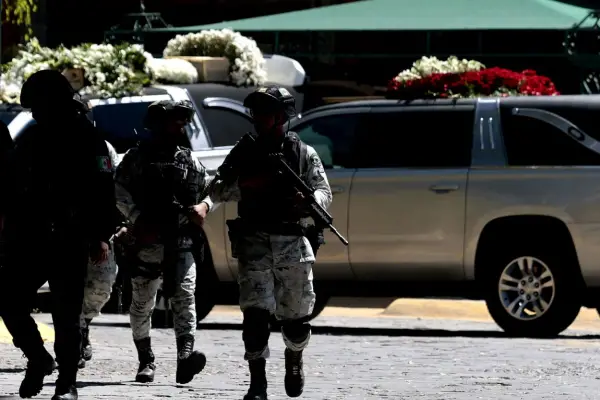 Un funeral rodeado de fusiles en Guadalajara: el Ejército custodia el velorio del “Mencho”
