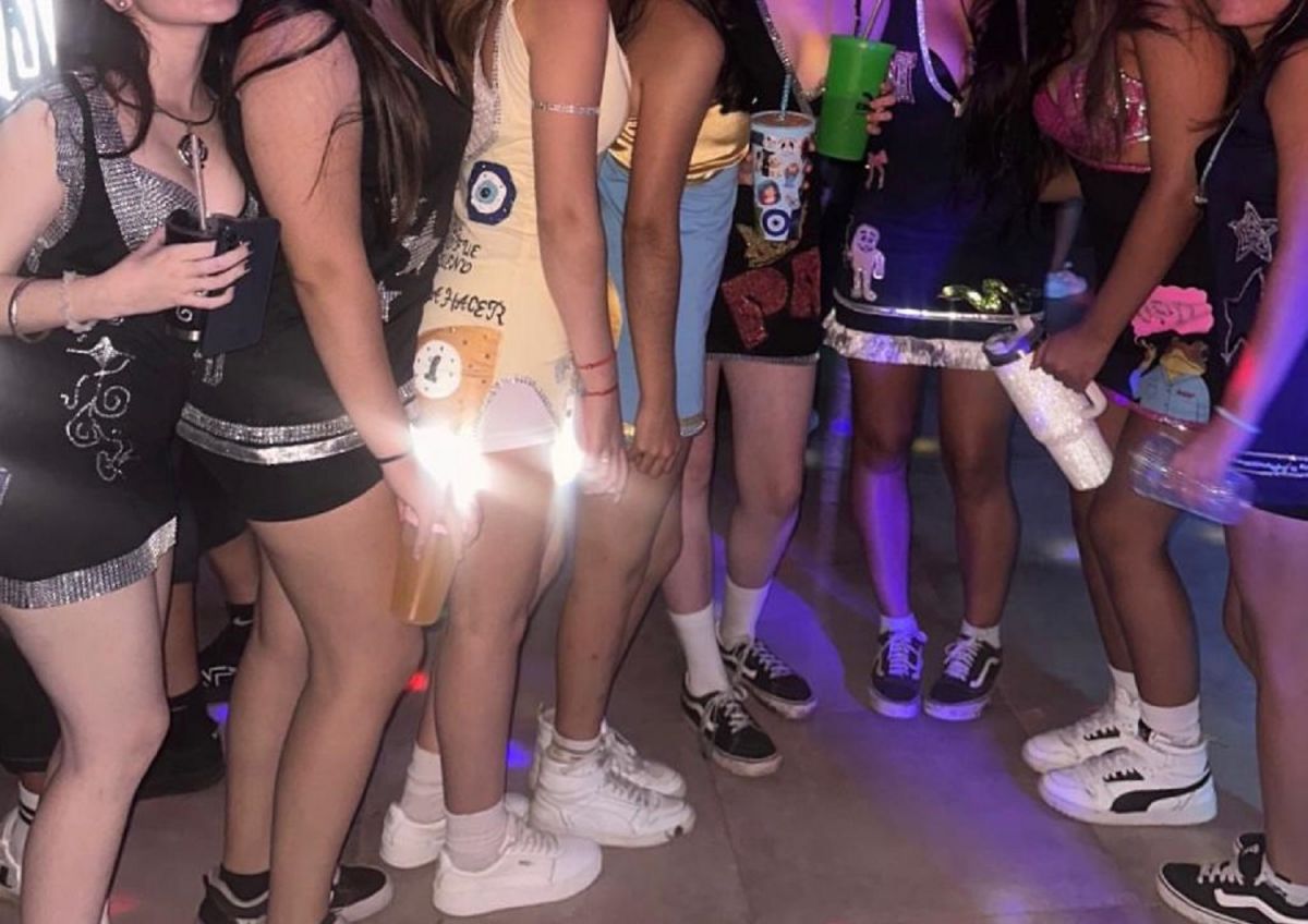 EL LOOK DE LAS CHICAS. Usaron vestidos intervenidos y cintas reflex. 