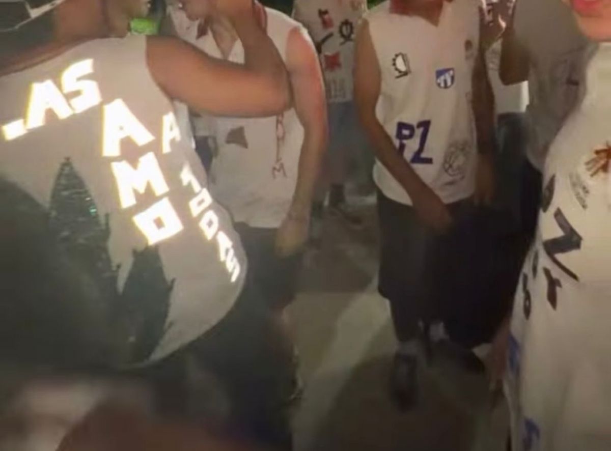 MODA REFLEX. Las remeras con cintas reflectantes para que luzcan mejor con flash.