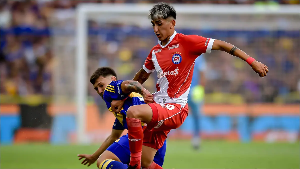 EN LA MIRA. Alan Lescano volvió a aparecer en el radar de Boca y podría ser el refuerzo que busca Riquelme antes del cierre del mercado.