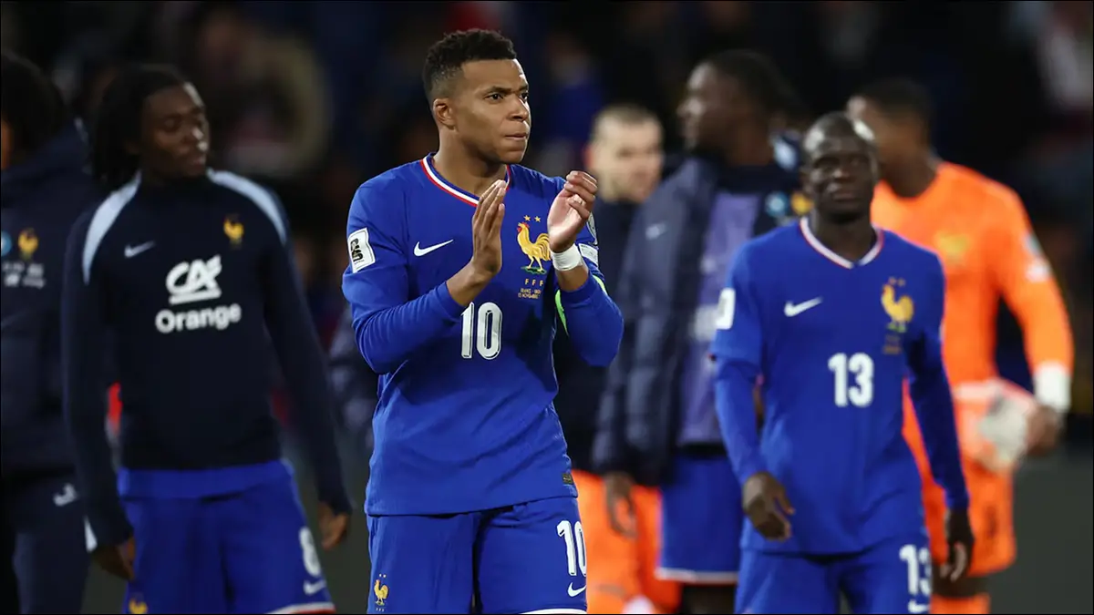 PREOCUPACIÓN. Mbappé viajó a París para continuar su tratamiento por la molestia en la rodilla izquierda.