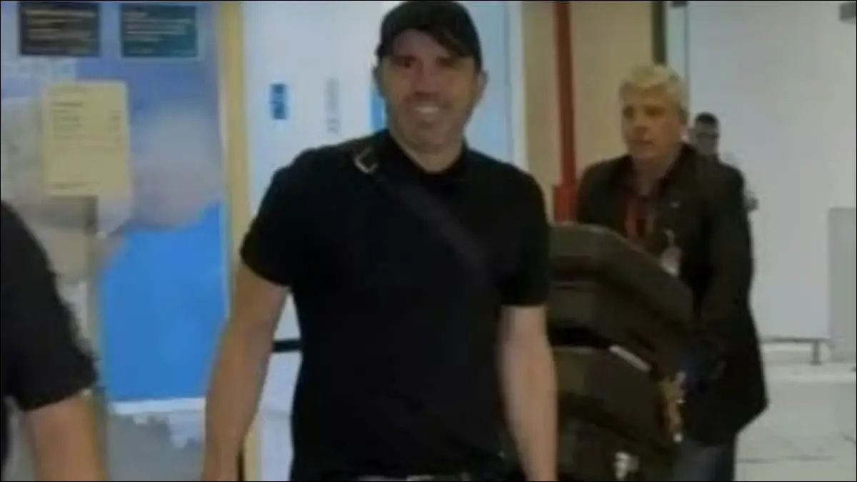 RECIÉN LLEGADO. Eduardo Coudet aterrizó en Ezeiza durante la madrugada y este miércoles será presentado en el Monumental antes de dirigir su primera práctica con el plantel.