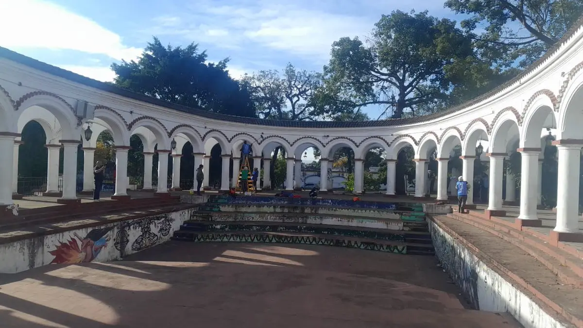 IMPONENTE. El piletón del Parque Avellaneda, aunque sin el uso específico para el que se creó, sigue siendo una joya.