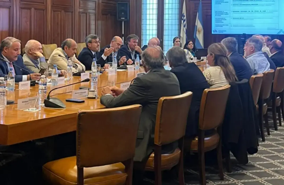 Martín Rappalini preside una reunión de la UIA. 