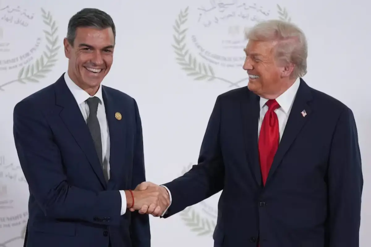 OTROS TIEMPOS. Pedro Sánchez y Donald Trump estrechan un saludo cordial y amistoso.