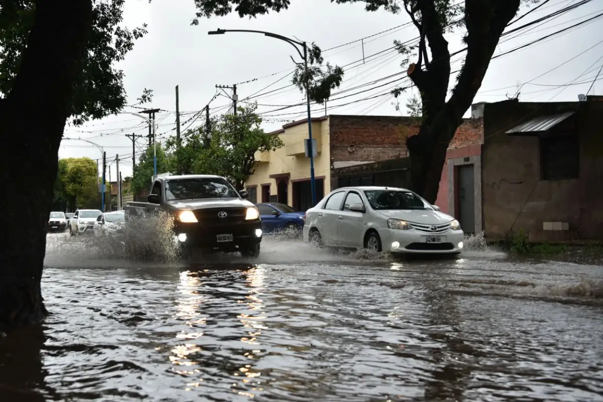 ESPEJOS DE AGUA. Las calles se vieron desbordadas en pocos minutos debido al aguacero que tomó a todos en plena actividad.