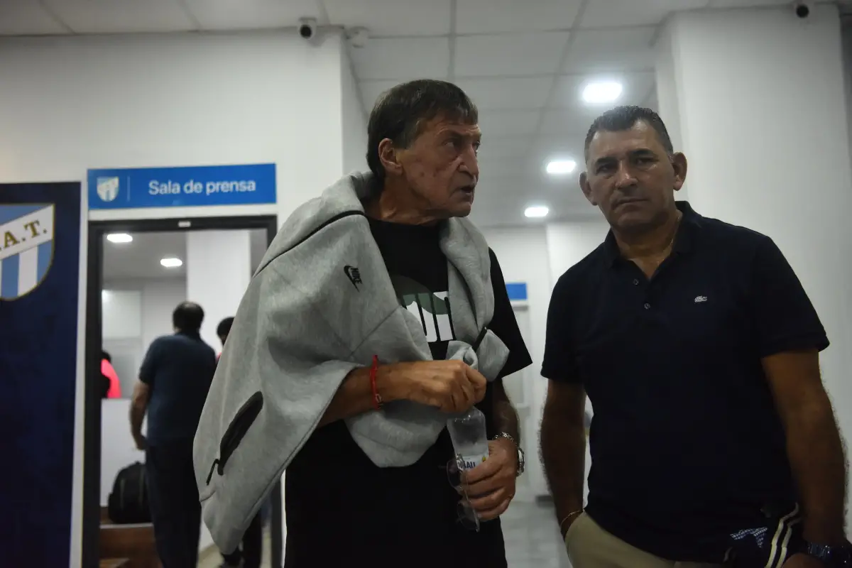 A TRABAJAR. Julio César Falcioni esperó el partido junto a dirigentes en la zona de vestuarios. 