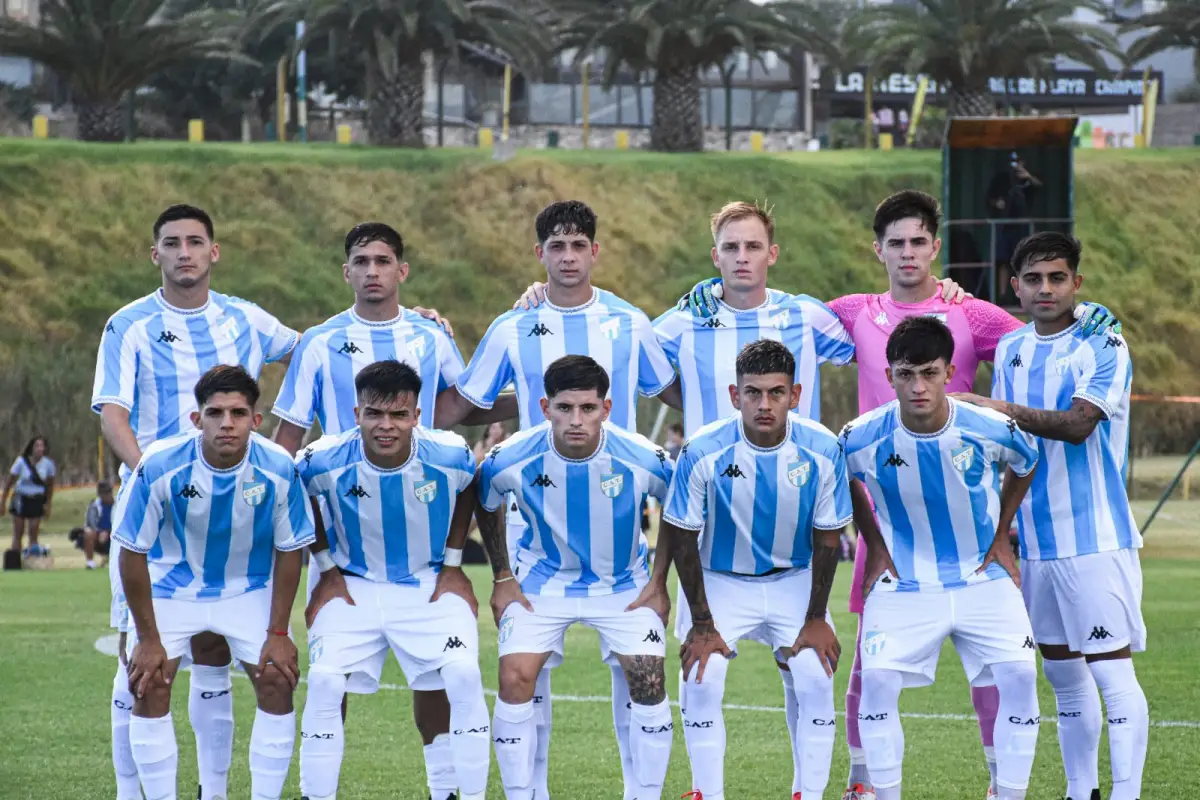 LA REVANCHA. La Reserva de Atlético posa en la primera fecha del Torneo Proyección, duelo que terminó con victoria para los tucumanos. Esta noche, el equipo enfrentará a Racing por un lugar en la cima del grupo.