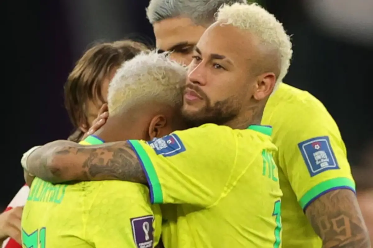 Neymar abraza a Rodrygo.