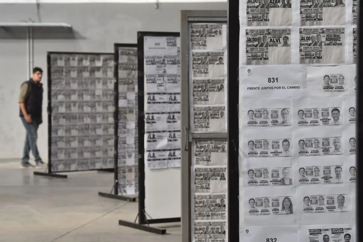 EN LA PREVIA DE 2023. Las boletas de los partidos principales y sus acoples, exhibidos en la sede de la JEP. Foto de Archivo LA GACETA