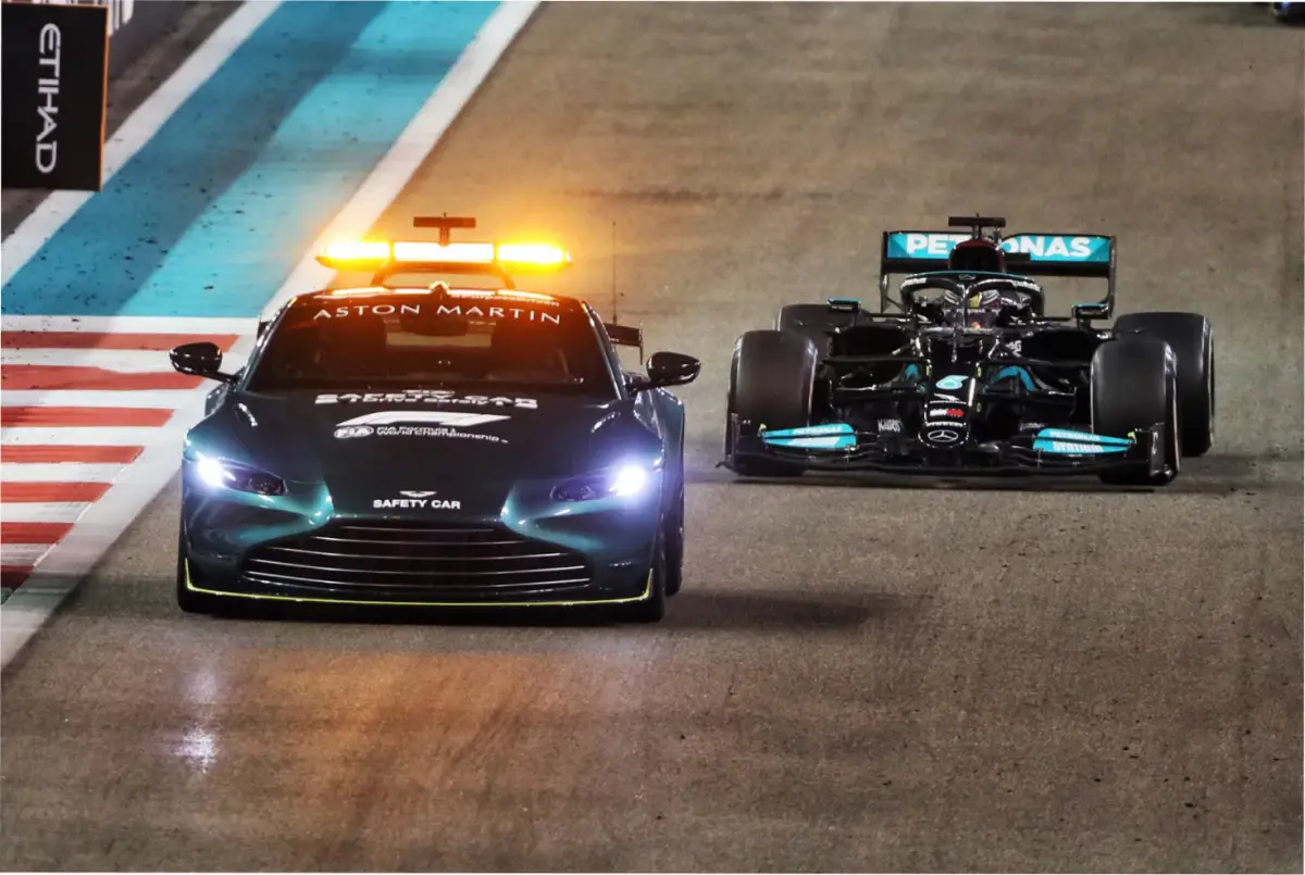 El auto de seguridad que lideró al grupo en las últimas vueltas del dramático Gran Premio de Abu Dhabi de 2021 ya se puede comprar de forma privada. (Imagen web)