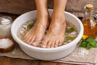 Para qué sirve lavarse los pies con vinagre y sal y por qué lo recomiendan los especialistas