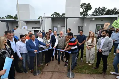 Jaldo entregó 52 viviendas en Burruyacú y destacó la reactivación de la obra pública