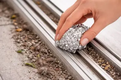 El método casero con papel aluminio que elimina suciedad y humedad en los rieles de las ventanas